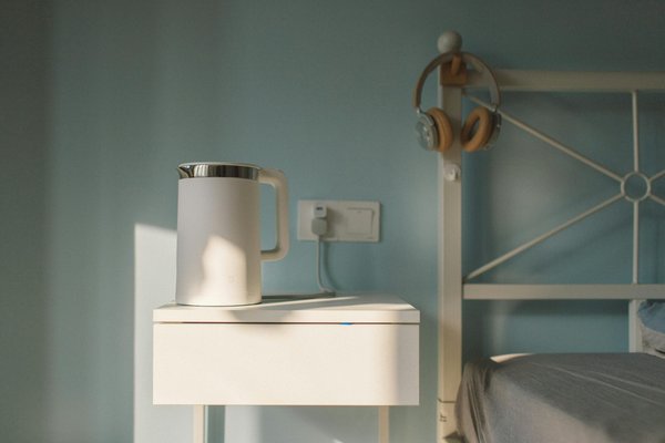 Table de chevet suspendu : un style épuré pour votre chambre