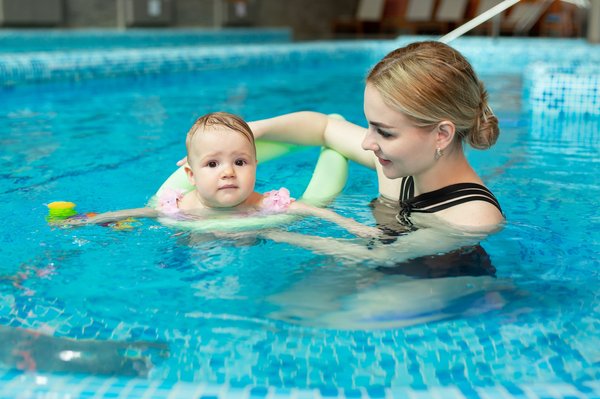 Top brassards pour bébé : allier sécurité et tendance aquatique