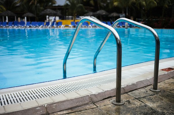Spécialiste en piscines connectées : réinventez votre été aquatique
