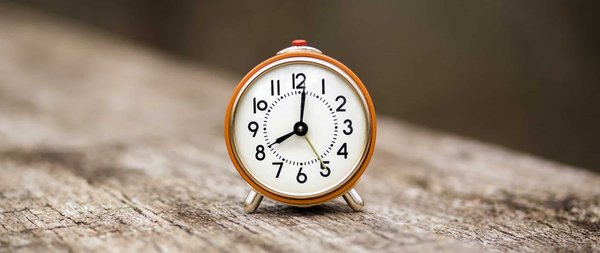 Réveillez votre style avec un élégant réveil en bois